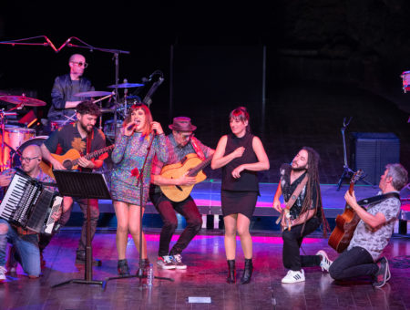 La cercanía, la calidez y la música comprometida de Rozalén triunfan en el Auditorio Jameos del Agua