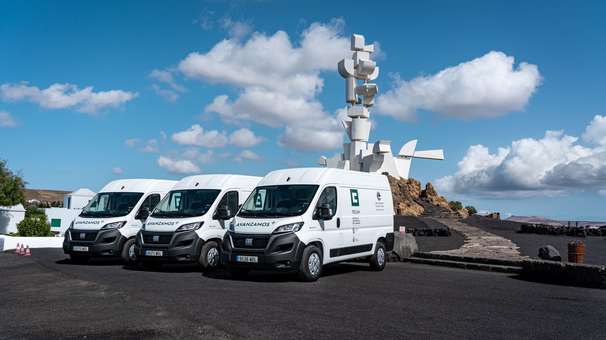 Los Centros Turísticos presentan tres nuevos vehículos eléctricos que  incorpora a su flota