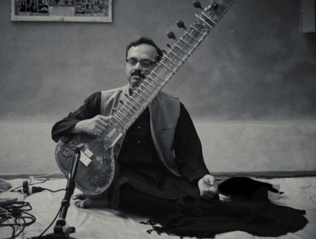 El Auditorio Cueva de los Verdes acogerá un concierto de sitar a cargo de Sh. Subrata De El reconocido artista hindú actuará el próximo 4 de mayo, a las 20.00 horas