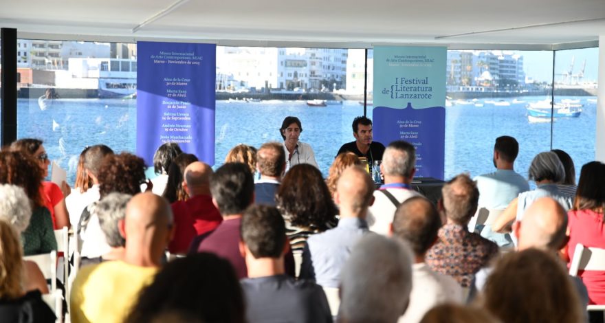 Más de un centenar de personas comparte una tarde de letras y literatura con Benjamín Prado en el Islote de Fermina