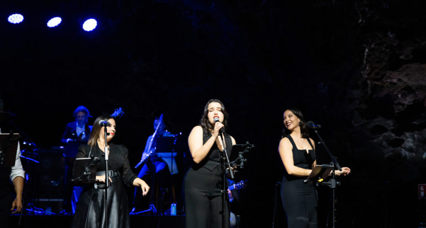 Canción y Mujer ,concierto Bohemia Lanzarote junto con Los Sabandeños en Jameos del Agua.