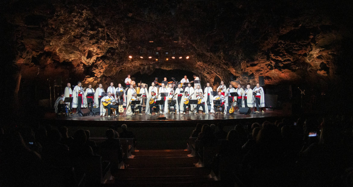 Canción y Mujer, concierto de Los Sabandeños en Jameos del Agua.